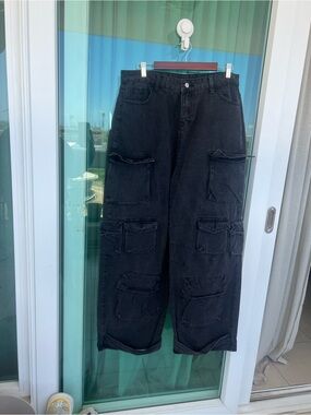Black Men's Cargo Pants with Multiple Utility Pockets